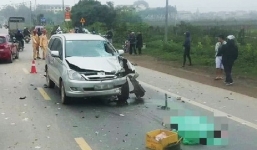 Xe Innova vượt ẩu tông trực diện xe máy khiến 2 người tử vong