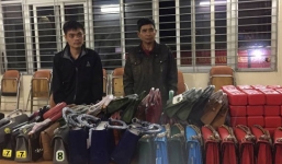 Cảnh sát 141 phát hiện ôtô chở hàng trăm quả pháo sáng cùng túi hiệu 'nhái'