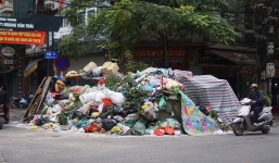Rác thải chất đống khắp phố phường: Hà Nội ra chỉ đạo khẩn