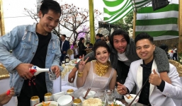 Đám cưới 'khủng' tại Nam Định: Cô dâu đeo vàng trĩu cổ, cỗ mời rượu tây với tôm hùm