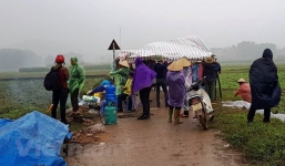 Người dân Nam Sơn vẫn đang căng lều bạt ngăn chặn xe vào bãi rác: 12 quận Hà Nội khó cầm cự tiếp