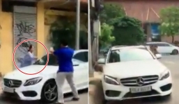 Cụ bà vác búa đập nát xe Mercedes đỗ trước cửa nhà