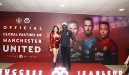 Bảo Anh diện đồ đỏ rực gợi cảm bên siêu sao Manchester United 