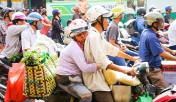 Xúc động hình ảnh người phụ nữ lấm lem dựa lưng chồng ngủ trên đường