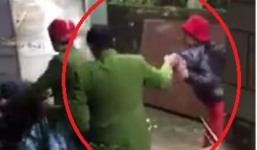 Clip công an túm áo người phụ nữ kéo lên xe máy: Chủ tịch huyện lên tiếng