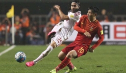 Cầu thủ Wu Lei tuyển Trung Quốc bị gãy lìa xương trong trận Philippines