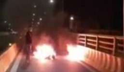 Hãi hùng cảnh người đàn ông tự thiêu trên QL 1A