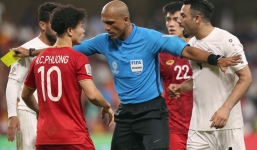 Quyết liệt bảo vệ Quang Hải, Công Phượng lãnh thẻ vàng