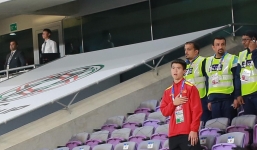 Hình ảnh Duy Mạnh lặng lẽ ở khán đài, mắt nhòe lệ hát Quốc ca được dân mạng chia sẻ chóng mặt