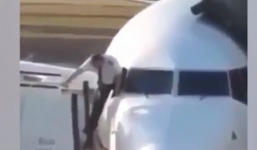 Phi công hớt hải trèo qua cửa sổ máy bay vào buồng lái vì quên chìa khóa