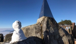 Tuyết rơi trắng trên đỉnh Fansipan, du khách ngỡ như đang ở trời Tây