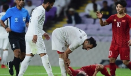 Cận cảnh khoảnh khắc Công Phượng gắt gỏng bảo vệ Quang Hải khi bị đạp vào bụng