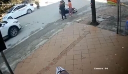 Tai nạn giao thông, dừng đèn đỏ, hai mẹ con bị ô tô tông