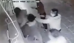 Công an vào cuộc vụ nhóm côn đồ đánh ngất cô gái ở chung cư Linh Đàm - Hà Nội