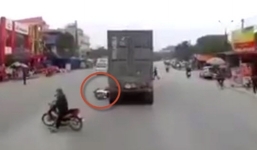 Đi SH không chống được chân xuống đất, nam thanh niên chở bạn gái bị container cán chết