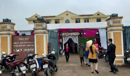 Xem xét tạm đình chỉ công tác Chủ tịch, Bí thư xã cho dựng rạp ở sân Ủy ban