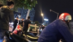 SH chặn đầu ô tô, 2 soái ca lao vào ẩu đả giữa giờ cao điểm