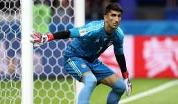 Sốc với pha ném bóng của thủ môn từng 'phũ' với Công Phượng