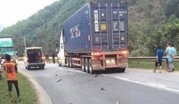 Xe máy kẹp 3 đối đầu với xe container, 2 người tử vong