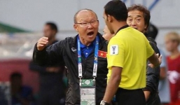 HLV Park Hang-seo bất ngờ nổi cáu khi Quang Hải bị phạm lỗi