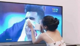 Cô gái xinh đẹp quỳ gối lau nước mắt cho cầu thủ Jordan