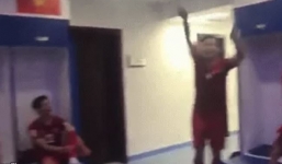 Clip: Cầu thủ Việt Nam phấn khích nhảy múa trong phòng thay đồ