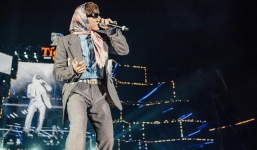 Sơn Tùng M-TP gây tranh cãi khi bất ngờ diện phong cách quàng khăn của bà ngoại lên sân khấu