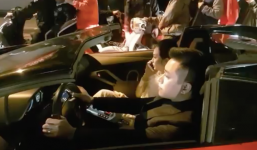 Tuấn Hưng lái siêu xe Lamborghini cùng vợ xuống phố đi bão mừng đội tuyển Việt Nam