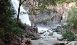 2 chiến sĩ công an và 1 cô gái tử nạn khi đi chơi thác ở Khánh Hòa