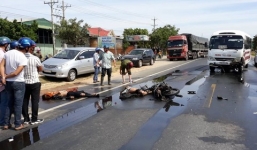 Xe máy bốc cháy sau cú tông ô tô khách, 2 người tử vong thương tâm