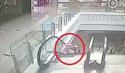 Thót tim khoảnh khắc bé 9 tháng tuổi ngồi xe tập đi ngã nhào xuống thang cuốn