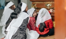 Vụ tai nạn thảm khốc ở Hải Dương: Kim Lương chìm trong màu trắng khăn tang