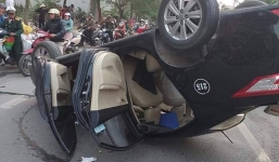 Clip: Drift như trong phim hành động, taxi chở nữ nhà thơ lật ngửa kinh hoàng