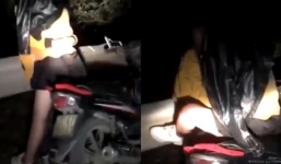 Cặp nam nữ 'mây mưa' bên đường, được người dân rọi đèn xe cho sáng để tiện hành sự