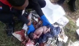 Bàng hoàng phát hiện bé trai còn nguyên dây rốn trong bãi phế liệu