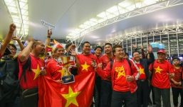 CĐV Việt Nam mang 'Cup' sang Dubai, Nội Bài ngập sắc đỏ