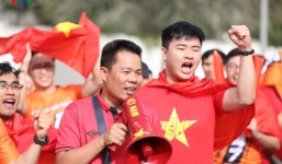 Cổ động viên nhuộm đỏ sân Al Maktoum tiếp sức cho đội tuyển Việt Nam