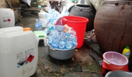 Quảng Ngãi: Bất ngờ phát hiện cơ sở sản xuất giấm ăn bằng... axít công nghiệp và nước lã