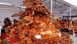 Bức tượng Phật Di Lặc bằng gỗ hương giá 1,2 tỉ đồng gây 'choáng' tại hội hoa xuân