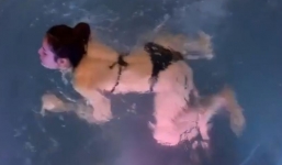 Tung clip tập bơi, Phương Trinh Jolie bị dân mạng ném đá vì động tác phản cảm