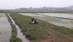 Hoảng hốt phát hiện thanh niên tử vong trong tư thế ngồi bên xe máy