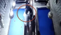 Clip: Nhắc khách không ngồi lên bàn bi-a, nhân viên quán bị đánh chấn thương sọ não