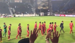 Xúc động khoảnh khắc CĐV nán lại khán đài vinh danh ĐT Việt Nam