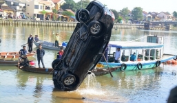 Bé gái thoát chết kể lại lúc người cha chở cả nhà lao xuống sông