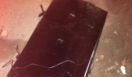 Uất ức vì Việt Nam thua trận, người đàn ông vác TV 14 triệu ném thẳng ra đường