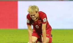 Văn Toàn đau khổ quỳ gục, nắm chặt tay liên tục đấm xuống sân