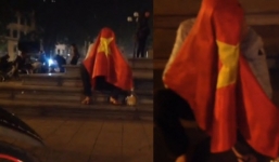 Chàng trai trùm cờ tổ quốc lên đầu, ngồi khóc hơn 1 tiếng ngoài đường vì Việt Nam thua Nhật