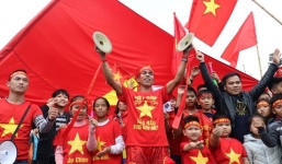 Hàng nghìn CĐV phủ khắp các tuyến phố Hà Nội đón đội tuyển Việt Nam trở về