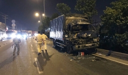 TP.HCM: Xe tải tông đuôi xe container, 3 người thương vong