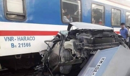 Cố tình băng qua đường sắt, ô tô 4 chỗ bị tàu hỏa đâm nát bét